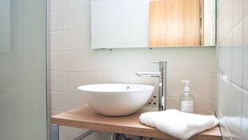 Dusche, Haartrockner, Shampoo