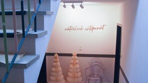 Una escalera que conduce a una habitación con un letrero que dice 'naturlich entspannt'.