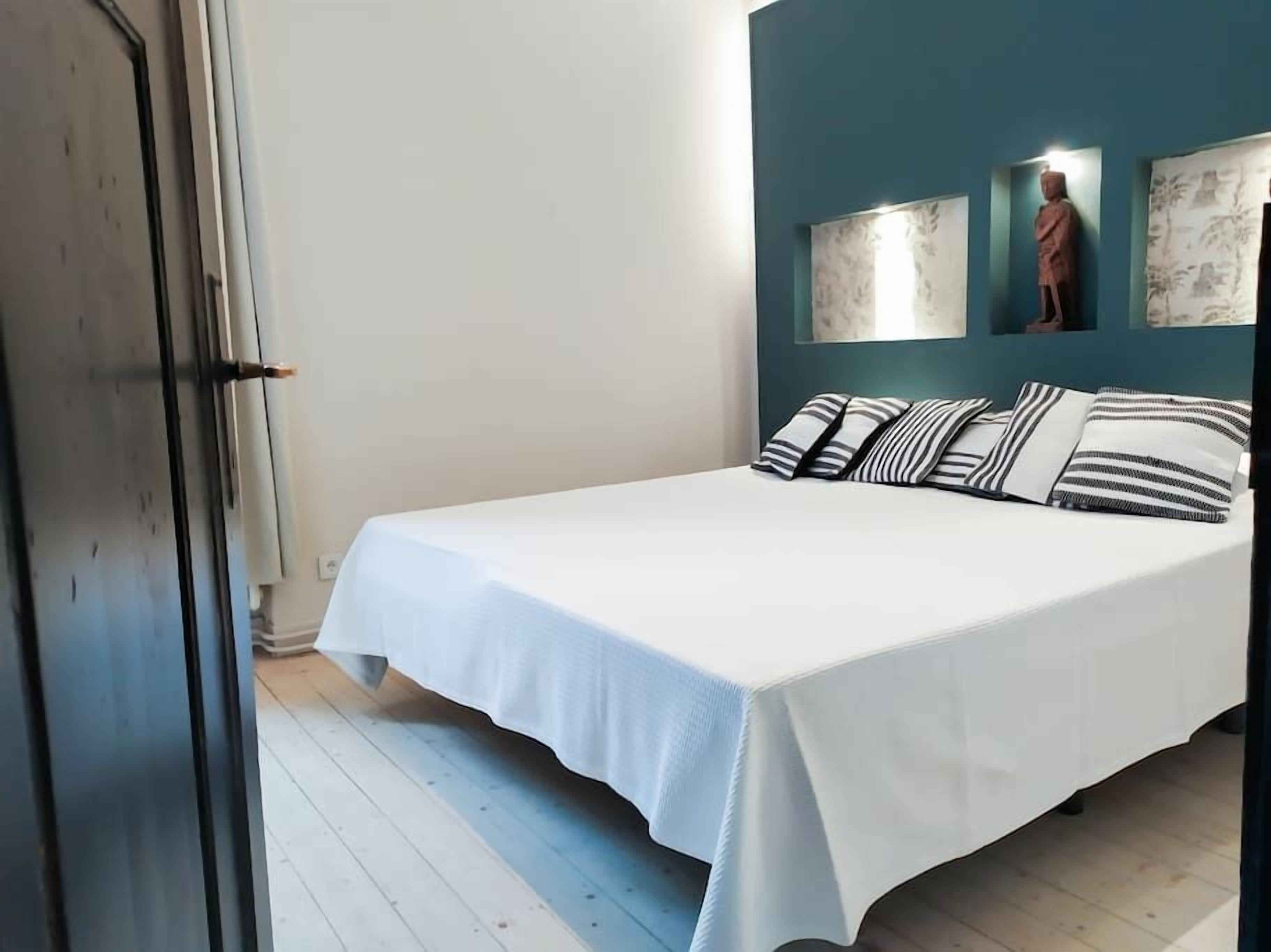 Iron/ironing board, travel crib, WiFi, bed sheets