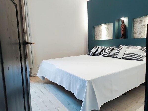 Iron/ironing board, travel cot, WiFi, bed sheets