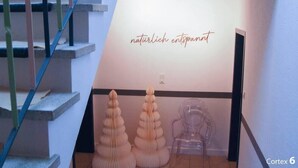 A staircase with a wall-mounted sign reading "naturlich entspannt". - Quiet, spacious room, priv. Bathroom, spring water (Traben-Trarbach)