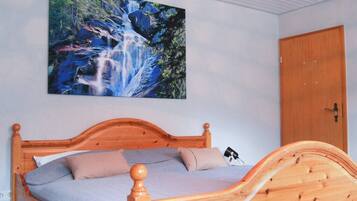 Een strijkplank/strijkijzer, wifi, beddengoed