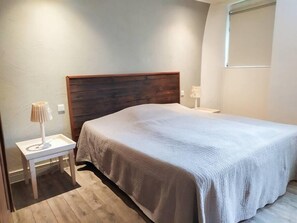 Een strijkplank/strijkijzer, reisbedje, wifi, beddengoed
