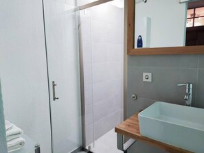 Douche, sèche-cheveux, shampoing