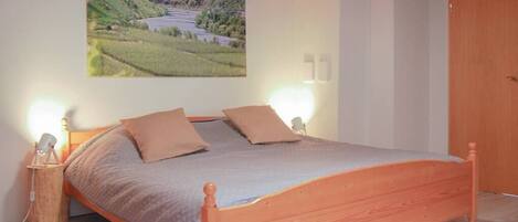 BĂŒgeleisen/BĂŒgelbrett, WLAN, BettwĂ€sche