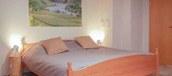 Spacious room, private retro bathroom spring water