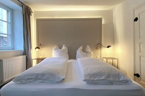 Bügeleisen/Bügelbrett, Reisekinderbett, WLAN, Bettwäsche