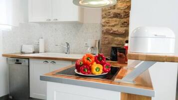 Kühlschrank, Mikrowelle, Ofen, Herdplatte