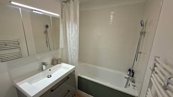 SĂšche-cheveux, serviettes fournies, savon, papier toilette