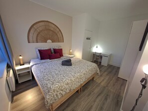 Fer et planche à repasser, Wi-Fi, literie fournie