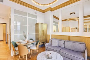 Apartment | Living room - Charming AC- 1bdr Montaigne/arc de Triomphe (Paris)