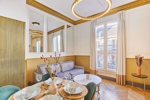 Apartment | Living room - Superbe Flat With AC Champs Elysees Av Montaigne (Paris)