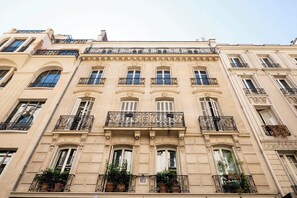 Apartment | Exterior - Charming AC- 1bdr Montaigne/arc de Triomphe (Paris)