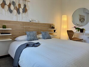 Desk, iron/ironing board, travel cot, free WiFi - Charming Mediterranean Villa with Private Pool, A/C & BBQ Garden (Mutxamel)