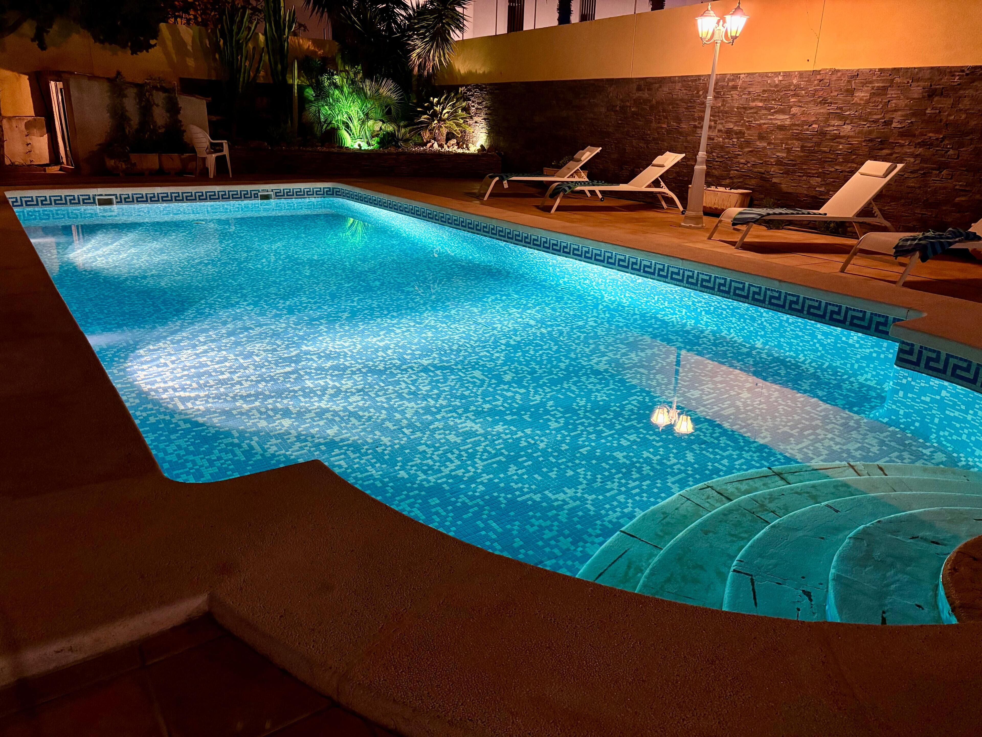 Una piscina al aire libre