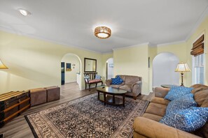 TV - Walk to Beach in OKI with Hot tub, & Pet Friendly (Oak Island)