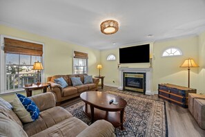 TV - Walk to Beach in OKI with Hot tub, & Pet Friendly (Oak Island)