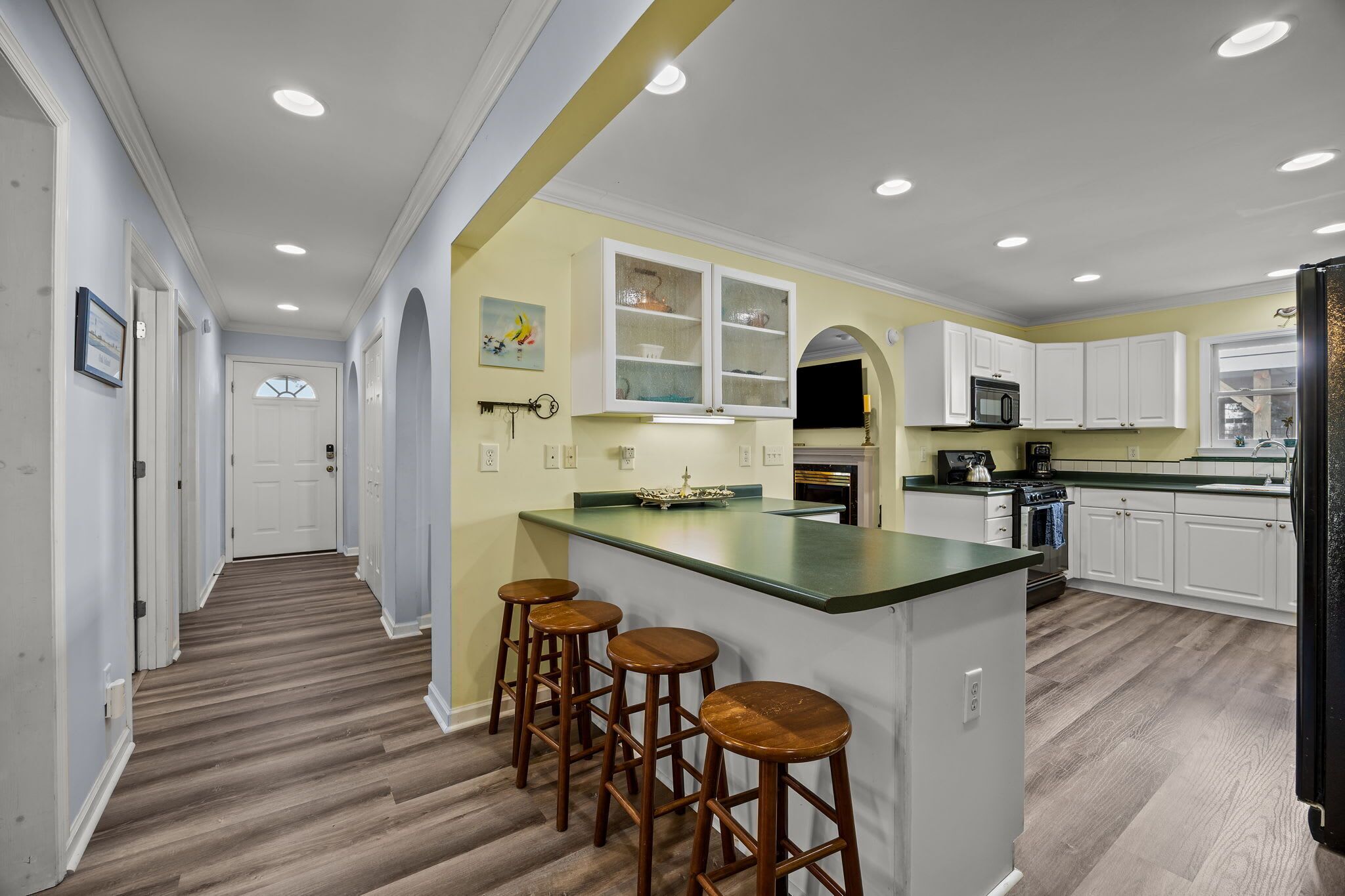 Jääkaappi, mikroaaltouuni, uuni, liesi