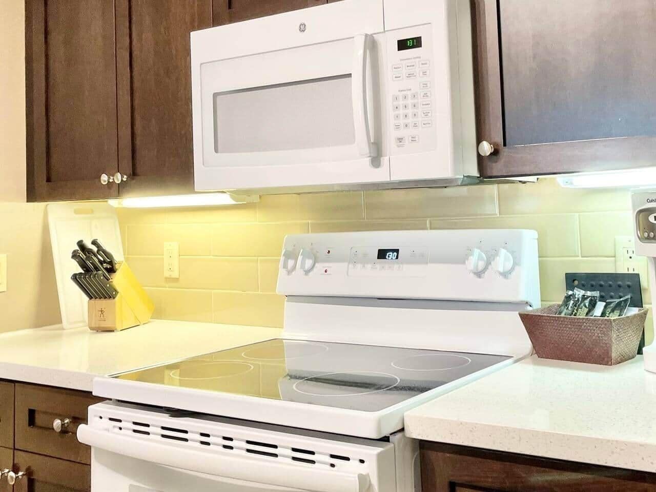 Réfrigérateur, four à micro-ondes, un four, surface de cuisson