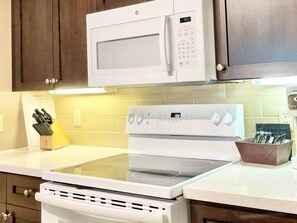 Refrigerador, microondas, horno y parrilla de estufa 