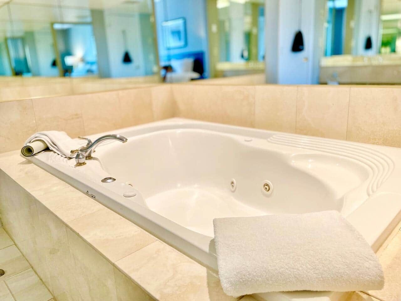 ジェットバス、ヘアドライヤー、タオル