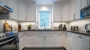 Coffee/tea maker, fridge, microwave, oven - Heated pool & Nature - Red door (Saint-Côme)