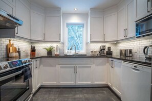 Fridge, microwave, oven, stovetop - Nature & Ultimate Comfort - Red door (Saint-Côme)