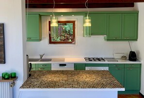 Fridge, microwave, oven, stovetop - Casa Vermella with Pool and Terrace (Sorède)