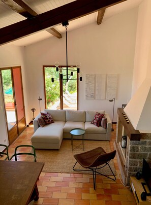 TV, fireplace - Casa Vermella with Pool and Terrace (Sorède)