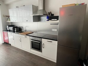 Fridge, microwave, oven, stovetop - Apartment 'Stadtwohnung Mit Loft-Charakter' with Private Terrace, Shared Garden and Wi-Fi (Chemnitz)