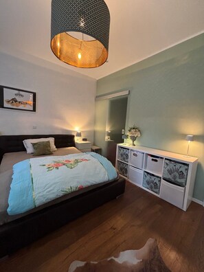 Iron/ironing board, WiFi, bed sheets - Apartment 'Stadtwohnung Mit Loft-Charakter' with Private Terrace, Shared Garden and Wi-Fi (Chemnitz)