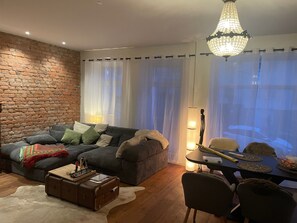 TV, fireplace - Apartment 'Stadtwohnung Mit Loft-Charakter' with Private Terrace, Shared Garden and Wi-Fi (Chemnitz)