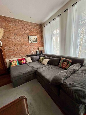 TV, fireplace - Apartment 'Stadtwohnung Mit Loft-Charakter' with Private Terrace, Shared Garden and Wi-Fi (Chemnitz)