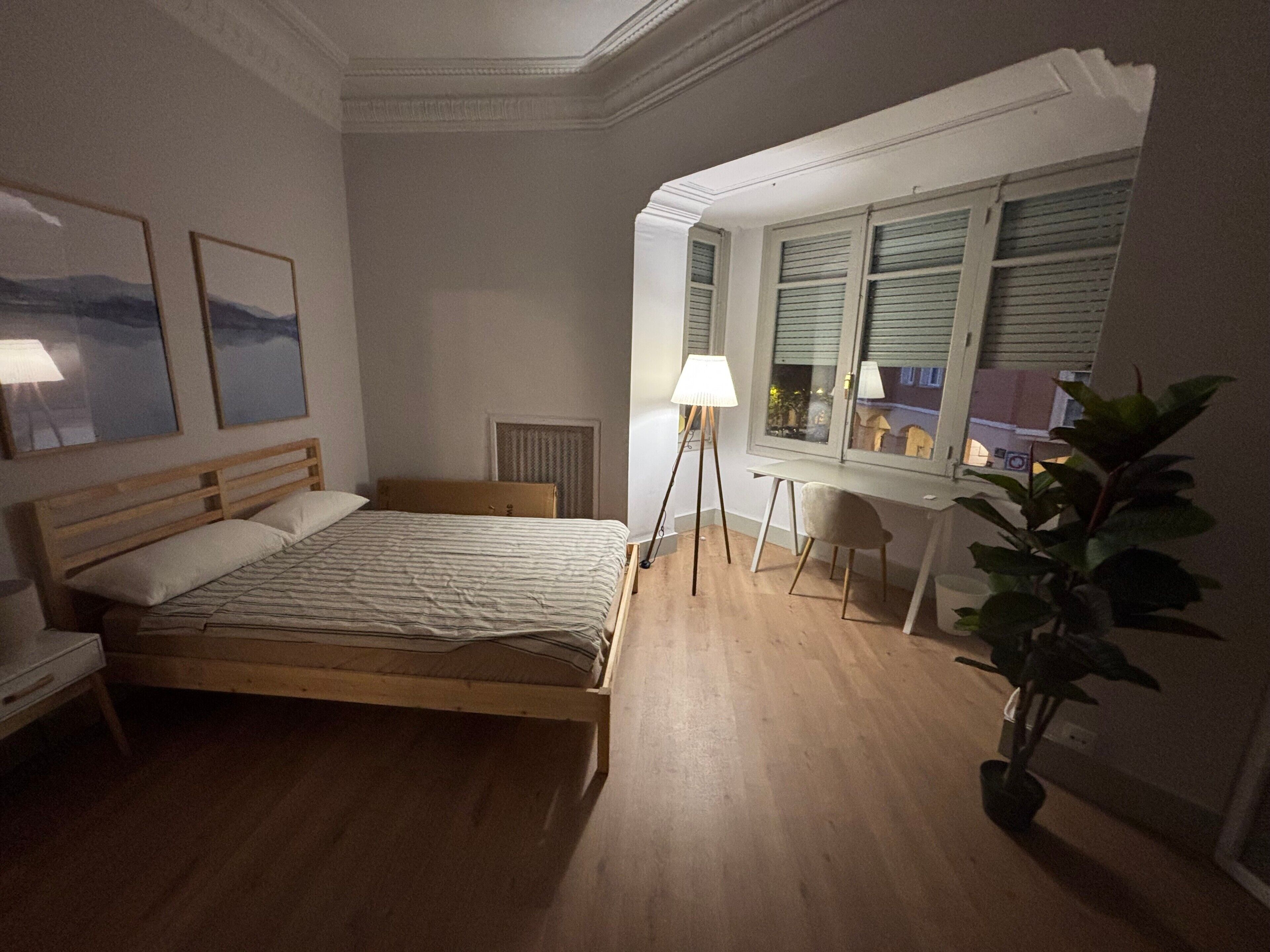 Tabla de planchar con plancha, wifi y ropa de cama 