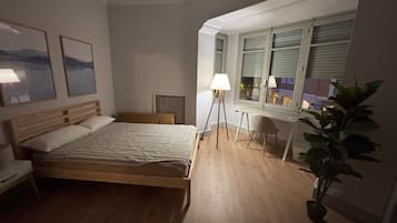 Tabla de planchar con plancha, wifi y ropa de cama