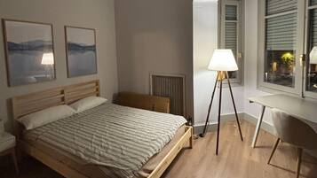 Een strijkplank/strijkijzer, wifi, beddengoed