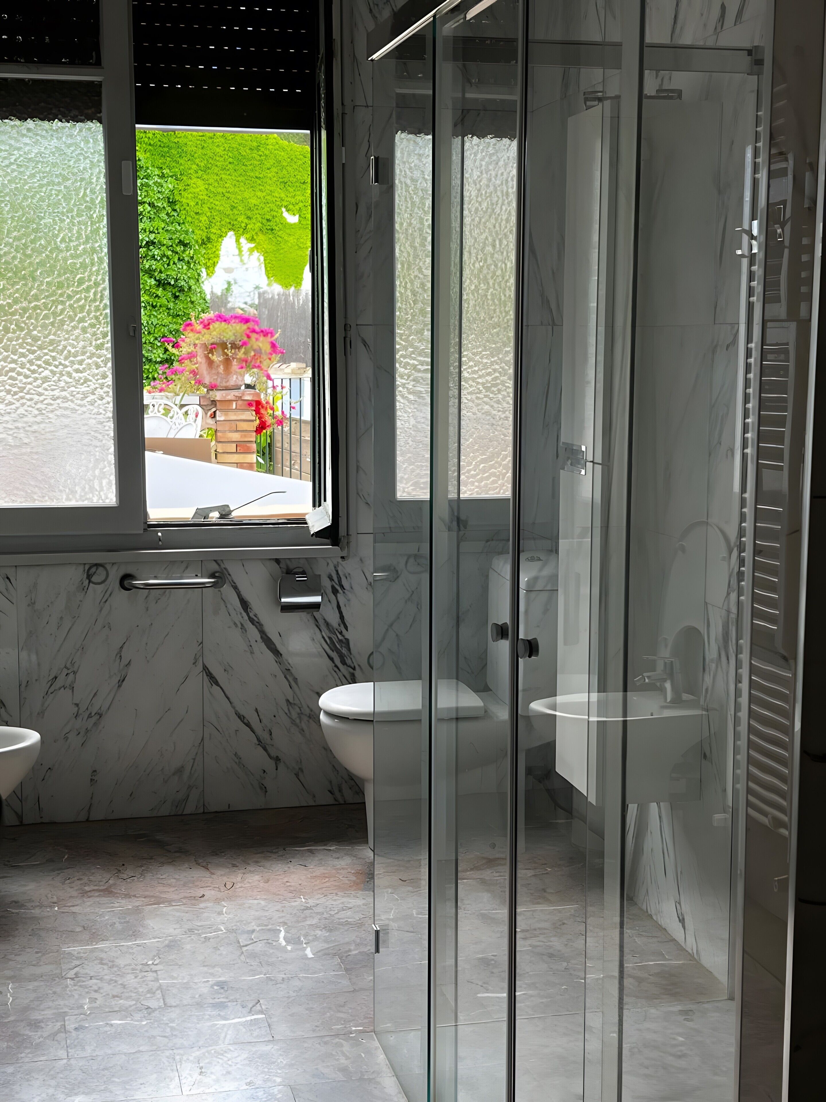 Een douche, een haardroger, handdoeken