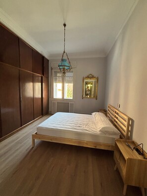 Tabla de planchar con plancha, wifi y ropa de cama 