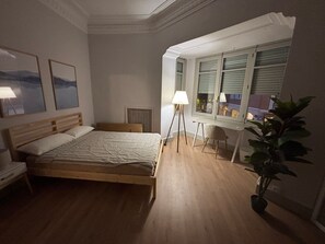 Tabla de planchar con plancha, wifi, ropa de cama