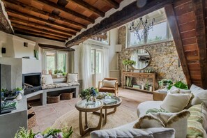 TV - Cosy 3 Bedroom Farmhouse on the Hills of Lucca (San Lorenzo di Moriano)