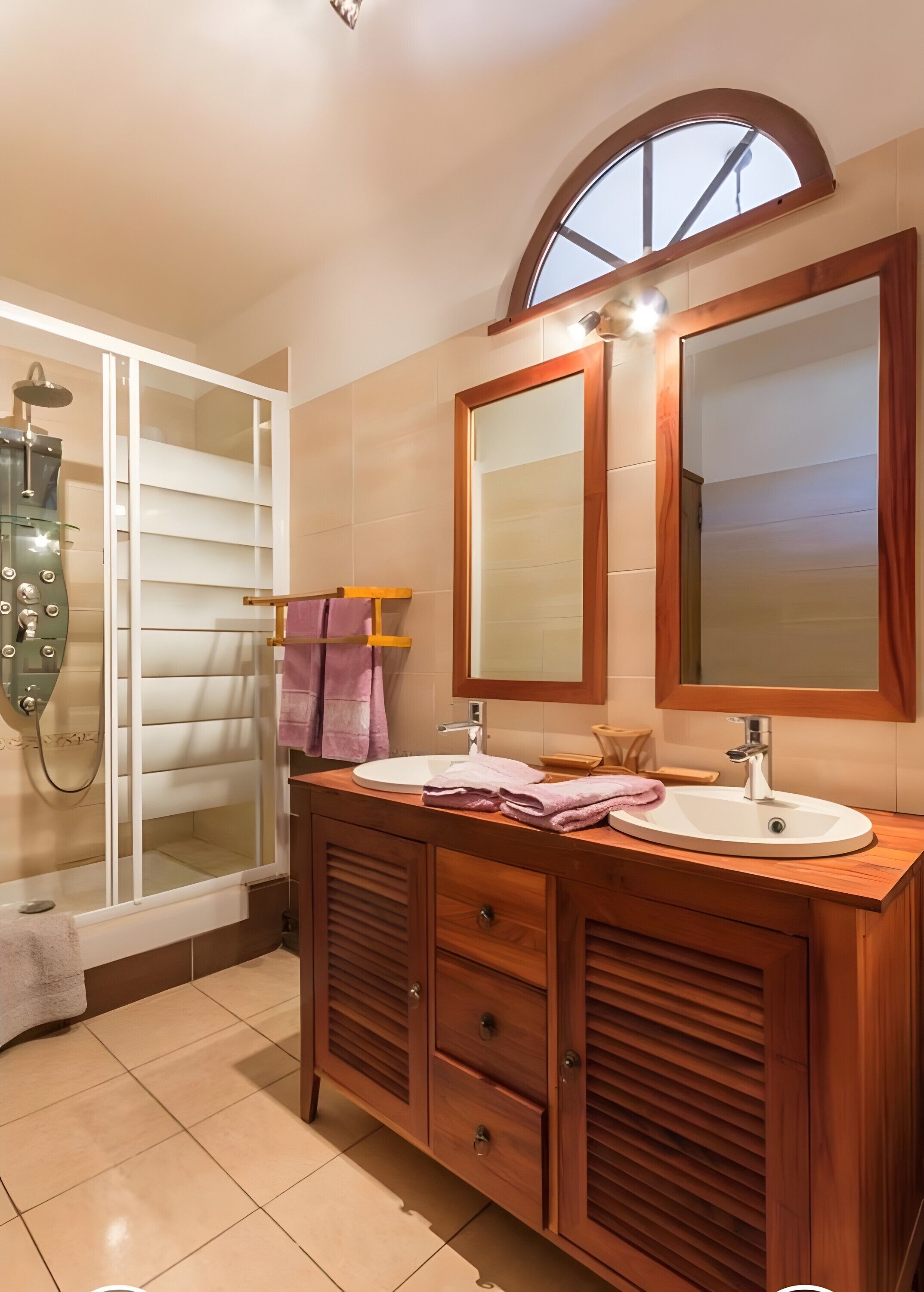 Een douche, een haardroger, handdoeken