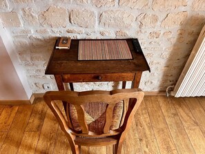 Interior - Bed and Breakfast 'Chambre Tulipes' with Shared Garden and Wi-Fi (Moulins-en-Bessin)