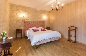 WiFi, bed sheets - Bed and Breakfast 'Chambre Tulipes' with Shared Garden and Wi-Fi (Moulins-en-Bessin)