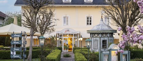 Un edificio con cafetería y restaurante llamado 'Gehlenhof' en la entrada.