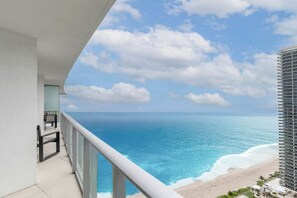 Property grounds - Beachfront Luxury 2BR/2BA Condo at Lyfe Resort (Hollywood)