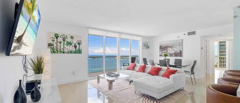 Penthouse Luxe, vue océan | Coin séjour | TV connectée de 55 pouces avec chaßnes par cùble