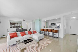 Luxury-Penthouse, Meerblick | Wohnbereich | 55-Zoll-Smart-TV mit Kabelempfang