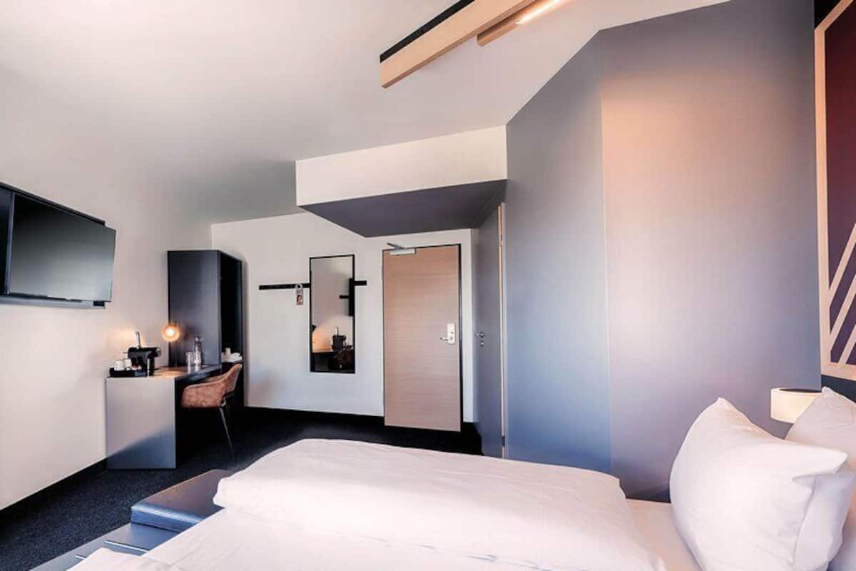 Premium Double Room | Desk, WiFi (free)