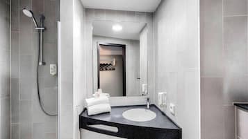 Doppelzimmer | Badezimmer | Dusche, Haartrockner, Handtücher, Seife