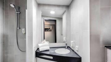 Douche, sĂšche-cheveux, serviettes fournies, savon